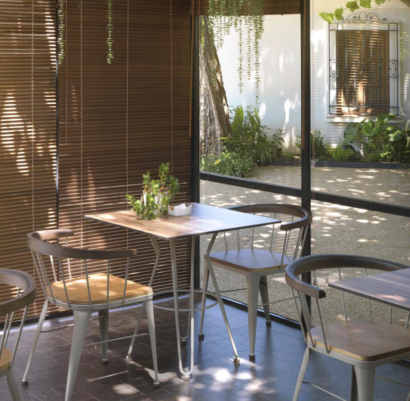 Tables et chaises en terrasse